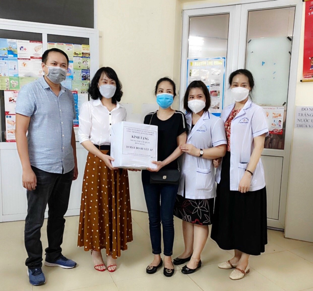 CÔNG TY HCDC HỖ TRỢ TRUNG TÂM Y TẾ QUẬN HỒNG BÀNG 10 MÁY ĐO HUYẾT ÁP CƠ ĐỂ PHỤC VỤ CHỐNG DỊCH