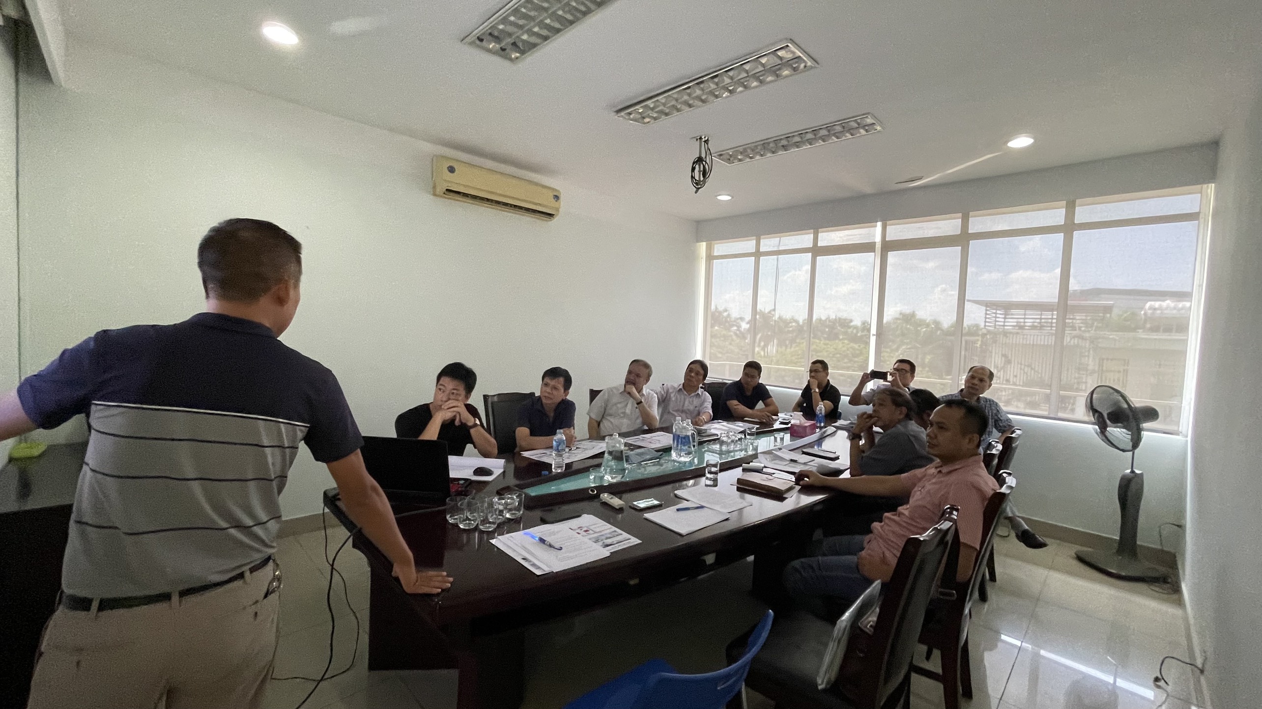 THÔNG QUA ĐỒ ÁN THIẾT KẾ TRUNG TÂM HÀNH CHÍNH- CHÍNH TRỊ; TRUNG TÂM HỘI NGHỊ VÀ QUẢNG TRƯỜNG THÀNH PHỐ TẠI BẮC SÔNG CẤM